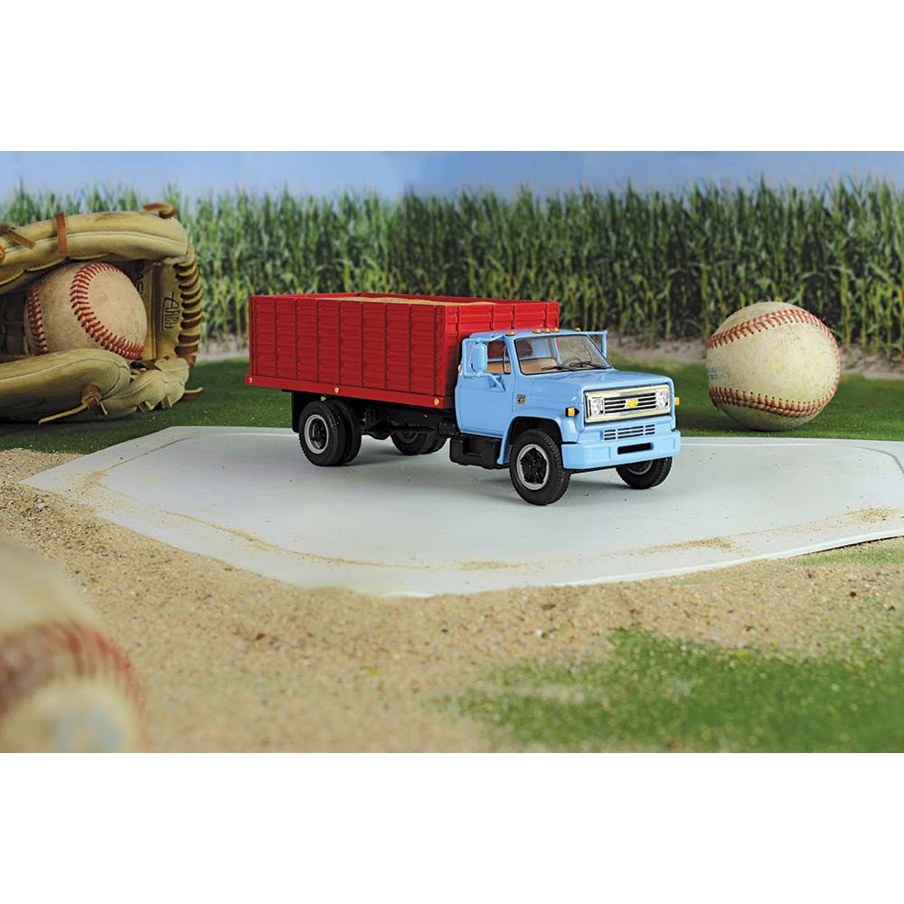 10-4252: Baby Blue/Red
1/34 scale 1970s Chevrolet C65 Grain Truck with Corn Load