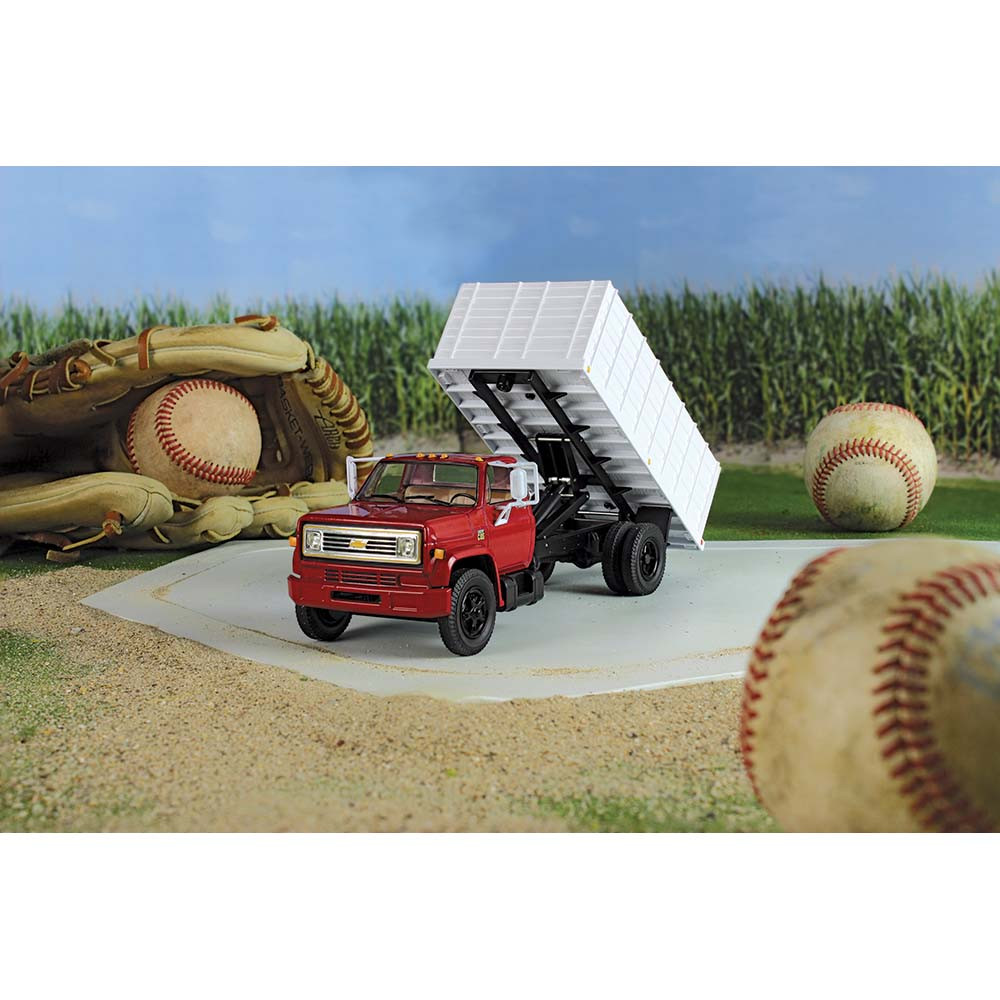 10-4254: Red/White
1/34 scale 1970s Chevrolet C65 Grain Truck with Corn Load