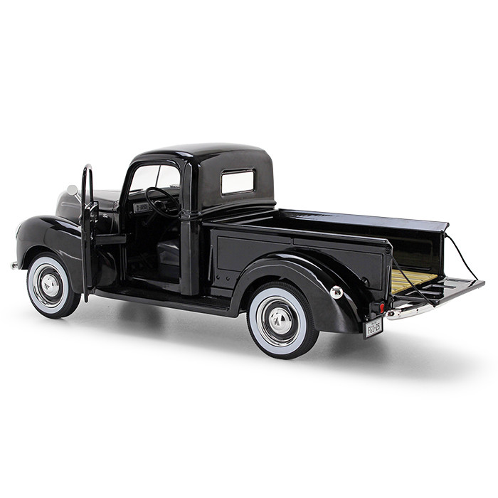 49-0393: Black
1/25 Scale 1940 Ford F-100 Pickup Diecast Replica