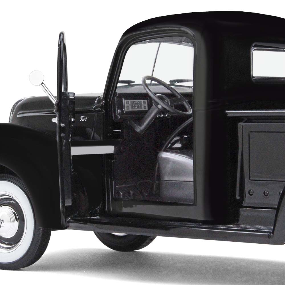 49-0393: Black
1/25 Scale 1940 Ford F-100 Pickup Diecast Replica