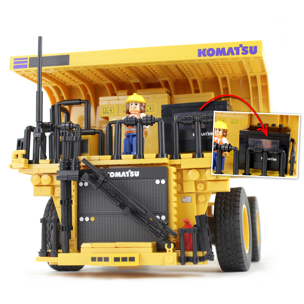 90-0612: Komatsu
Komatsu Mining Dump Building Block Set Detail - Man inside cabin